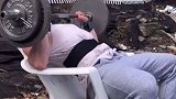 国外老哥在家硬核卧推！这也太信任自家椅子了