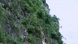 国内最“难走”的路，只能匍匐爬行，身侧就是万丈悬崖