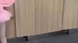 男子在女厕所内偷窥，被发现后淡定离开