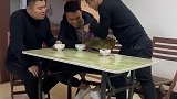 我就想翘个二郎腿而已
