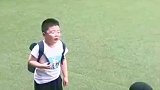 男孩不小心把杯子摔坏独自大哭