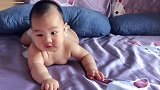 4个月的小宝宝居然会后退了，宝宝高兴的表情好萌，太可爱了！