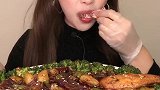 小姐姐直播吃可乐鸡翅，这声音真是无敌