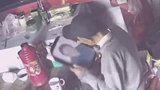 江苏一网友分享了家中的监控视频。视频中外公拿起外婆的遗像看了很久，低下头深深亲吻遗像