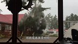 电光火石之间，大树瞬间被“劈成两半”，场面甚至惊险！