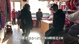 农民王小：娘俩实拍弹棉花手艺，过新年做新被，新疆棉花好！