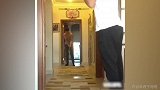 满屏尴尬 在家踢球把灯踢爆了原来老妈在暗中观察