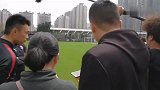 重庆主教练接受媒体采访表示 两个摩托谁更快会在训练场上较量一番的