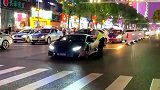 小哥开兰博基尼带妹子去炸街，正好被交警叔叔抓个正着，惊不惊喜