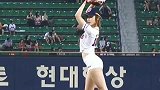 韩国棒球赛美女开球，看这一顿操作，我还以为能投个好球呢！