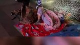 夫妻俩来看病，在医院外铺被子睡觉