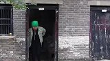 母亲去女儿家住，女婿却不让进门，女儿出差回家后，结局让人感动
