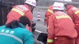 货车追尾致其车头严重变形，一对夫妻被困，原本能爬出的妻子忍着伤痛，在下方用肩部托举丈夫20分钟感动