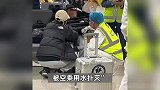 国航上海起飞航班上充电宝着火，乘客称有人呕吐！机场回应