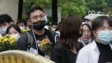 湖南长沙：雨中，悼念袁老的队伍一眼望不到头