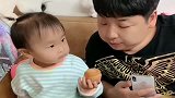爸爸吃暖宝的食物，看暖宝如何反应，太可爱了