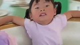 女孩第一次玩旋转碗吓到表情失控