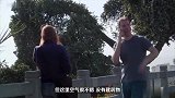 电话恶作剧，故意干扰路人打电话，导致路人想打人