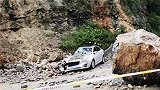 惊险！贵州黎平一道路边坡滑坡巨石滚落 轿车被砸几乎报废