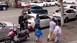 街头拍下搞笑的一幕