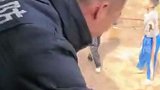 救援结束后，消防员被孩子们投喂雪糕，这一刻真暖！