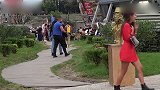 男子藏在雕像内吓路人，路人被吓得不知所措，谁能想到是假雕像？