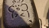 下雪天女生给共享单车画简笔画
