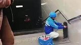 猫咪偷吃外卖小哥的餐，被抓住教训