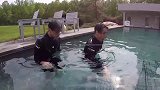 双胞胎熊孩子挑战水下牢笼！获胜者得2万美金