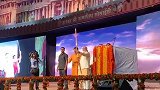 印度总理莫迪现身传统节 现场展示“才艺表演” 舞台上拉弓射箭