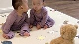 双胞胎兄弟和智能小熊玩耍，接下来这一刻的画面太搞笑，真逗！
