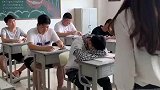 看你以后还敢不敢上我的课睡觉！