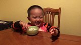 小宝宝自己吃饭,真是个乖宝宝