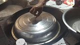 四川农村一顿平常的午餐，大铁锅烧腊肉，搭配土豆豆角满满的情怀