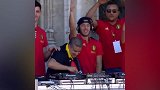 DJ阿扎尔上线！欧洲红魔队长与球迷庆祝放飞自我