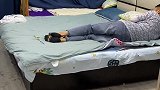 双胞胎女儿真是太难管了，一秒钟的功夫，小棉袄变衬衫了