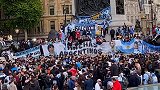 欧美杯赛前阿根廷球迷“入侵”伦敦 高举马拉多纳&梅西横幅