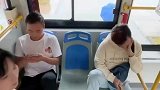 公交上两男子霸坐，于是女子做出这一举动，绝不会惯着他们！