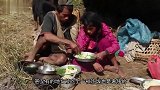 非洲农村妇女做饭，三块石头搭起一个灶台，一看这手法就是练过的