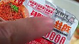 把鸡胸肉放锅里煮一下,出锅以后大家都抢着吃,头一次见这做法
