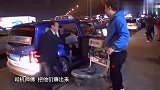 极挑名场面，男人帮集体在机场打滚，毫无偶像包袱