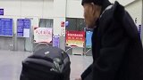 84岁爷爷推轮椅买站票去北京看病重老伴：我想见她一面