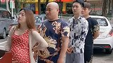插队小伙欺负孕妇，排队的小哥哥路见不平一脚蹬，满满的正能量！