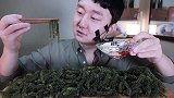 屋塔房大叔PRUMIR吃海葡萄，酱汁不错哦！