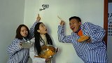 精神病人打饭，为了不挨饿，在墙上贴摄像头整蛊食堂大夫