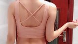 小姐姐粉色露背吊带上衣和性感紧身裤，身材十分的耀眼