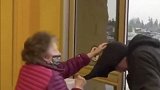 加拿大：大妈该出手时就出手！阻止蒙面男子“零元购”