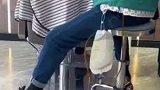 理发师小哥带病插着尿管工作让人心疼，成年人的世界哪有容易二字