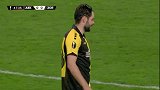 第48分钟雅典AEK球员沙霍夫两黄变一红