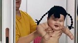 生孩子就是用来玩的，抱一会就一身汗，真是太可爱了！